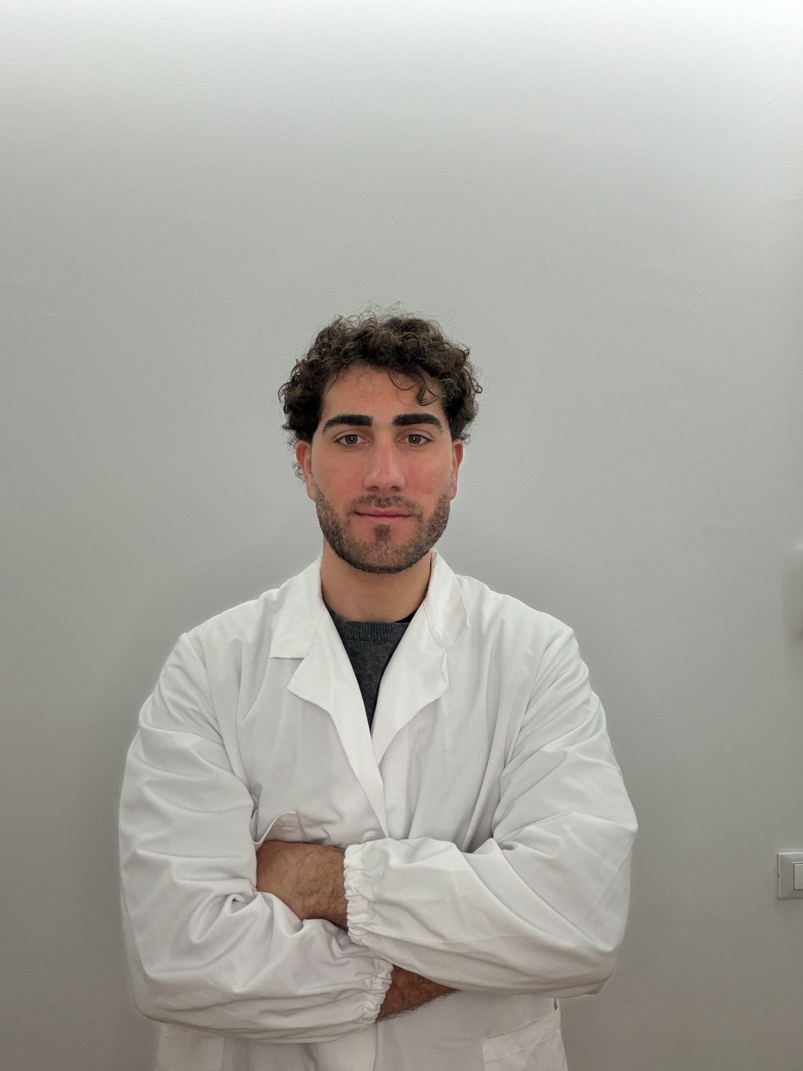 Dott. Alberto Iacomella in camice bianco