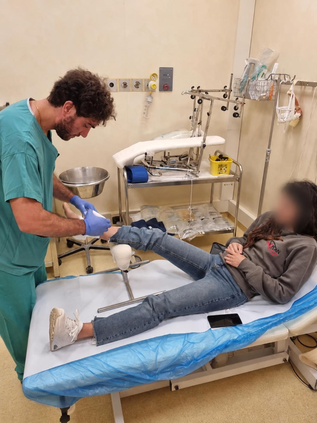 Attività ambulatoriale con volto della paziente offuscato